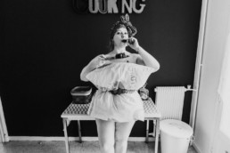 pillow challenge,ge dans la cuisine dans un appartement, photo en noir et blanc