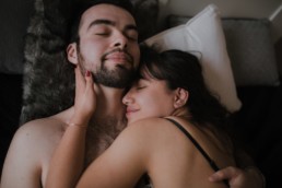 un couple qui dort dans un lit. homme barbu femme brune dans l'Hérault