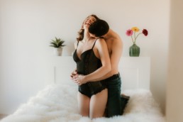 un couple qui s'amuse et joue sur le lit, femme en lingerie body noir à la grande-motte