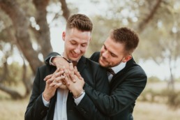 couple gay homme qui regardent leurs alliances de mariage en Provence