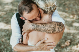 un homme tatoué qui serre fort dans ses bras son épouse le jour du mariage à Montpellier