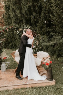 le baiser des mariés à la fin de la cérémonie laïque avec rituel des rubans, mariage à castelnau le lez