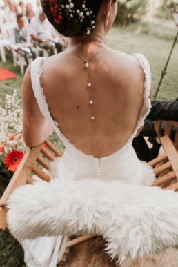 robe de mariée dos nus, collier de mariage qui descends dans le dos, chaise napoléon et peau de bête pour cérémonie laïque a montpellier