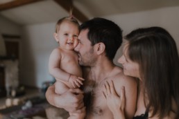 bébé fille dans les bras de son pere et sa maman à Nimes