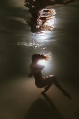 femme dans une piscine qui envoie ces cheveux en arrière à Monaco