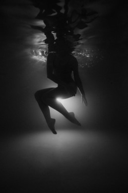 photo en noir et blanc d'une femme qui saute dans l'eau à montpellier