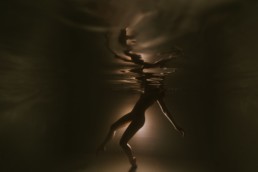 reflet de la surface de l'eau, d'une danseuse sous l'eau à Paris