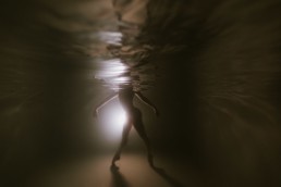photo sous l'eau d'une danseuse en justaucorps , dans une piscine à Nice