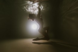 danseuse en justaucorps dans une piscine à Montpellier