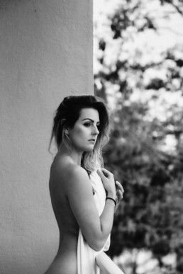 photo femme en noir et blanc, nue sur un balcon avec un drap qui cache sa poitrine à Montpellier