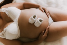 chaussons de naissance sur le ventre de la future maman à nimes