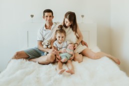 photo de famille avec un nouveau né et une grande soeur au Grau-du-Roi