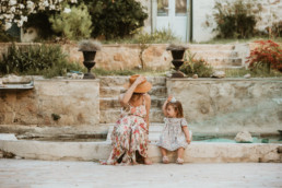 une future maman enceinte qui joue avec sa fille dans le jardin à Montpellier Hérault. Reportage photo famille en été