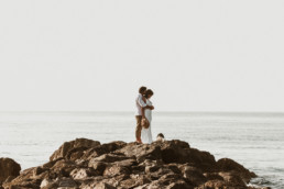 photo couple de marié sur les rochers à la page. robe de mariage et chapeau à Montpellier