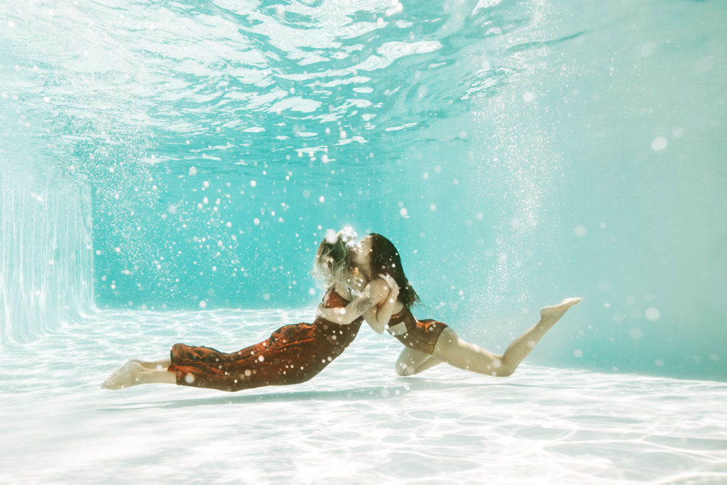 Photographe professionnelle couple underwater