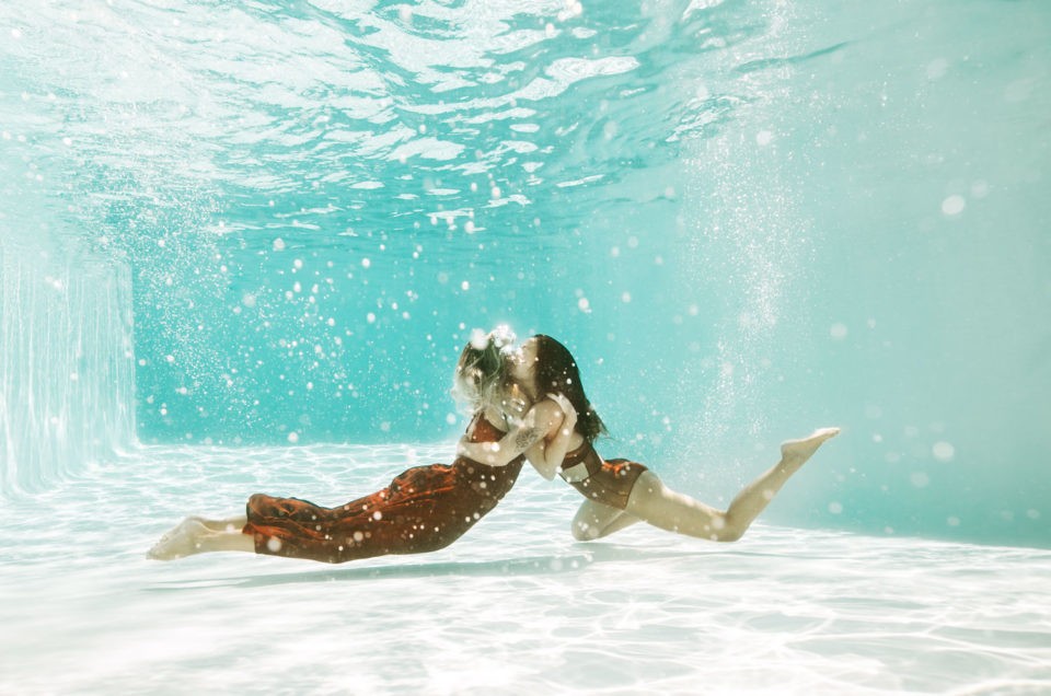 Photographe professionnelle couple underwater