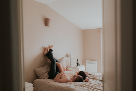 photographe couple amoureux dans le lit