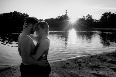 photo couple au coucher de soleil en noir et blanc 