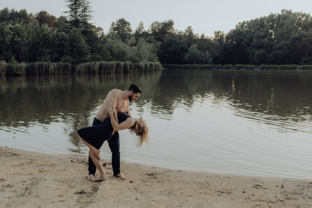 photo couple qui danse au bord du lac de Mormoiron 