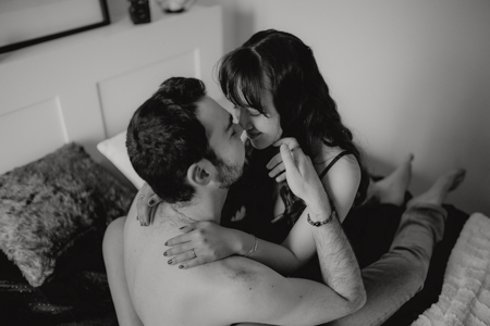 photographe couple en noir et blanc Mauguio Hérault à domicile 