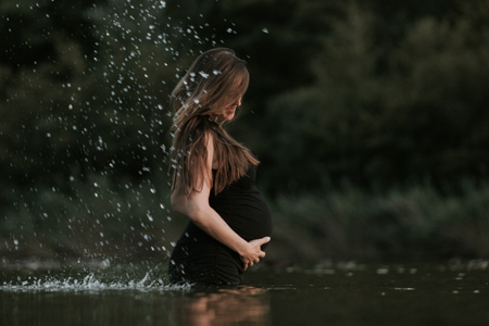 photographe shooting grossesse dans le lac de Montaud 