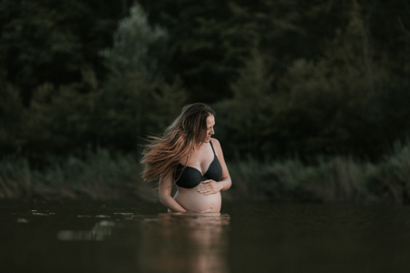 photographe shooting grossesse dans le lac de Montaud Hérault 