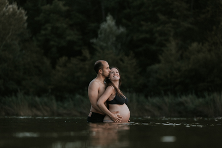 photographe shooting maternité dans le lac de Montaud 
