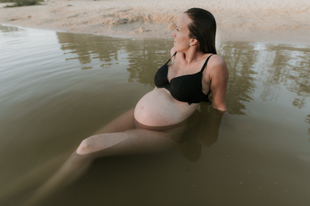 photographe shooting future maman dans le lac de Montaud Hérault 
