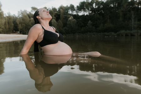 photographe shooting future maman dans le lac de Montaud Guzargues