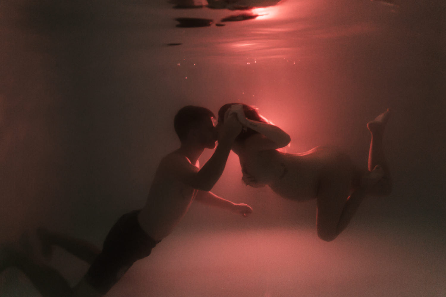 photo couple maternité sous l'eau