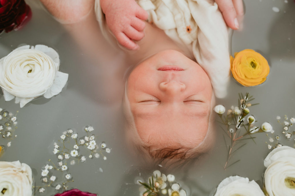 Bain de lait bébé naissance photographe