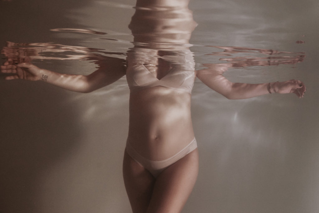 photographe grossesse dans l'eau en piscine Montpellier