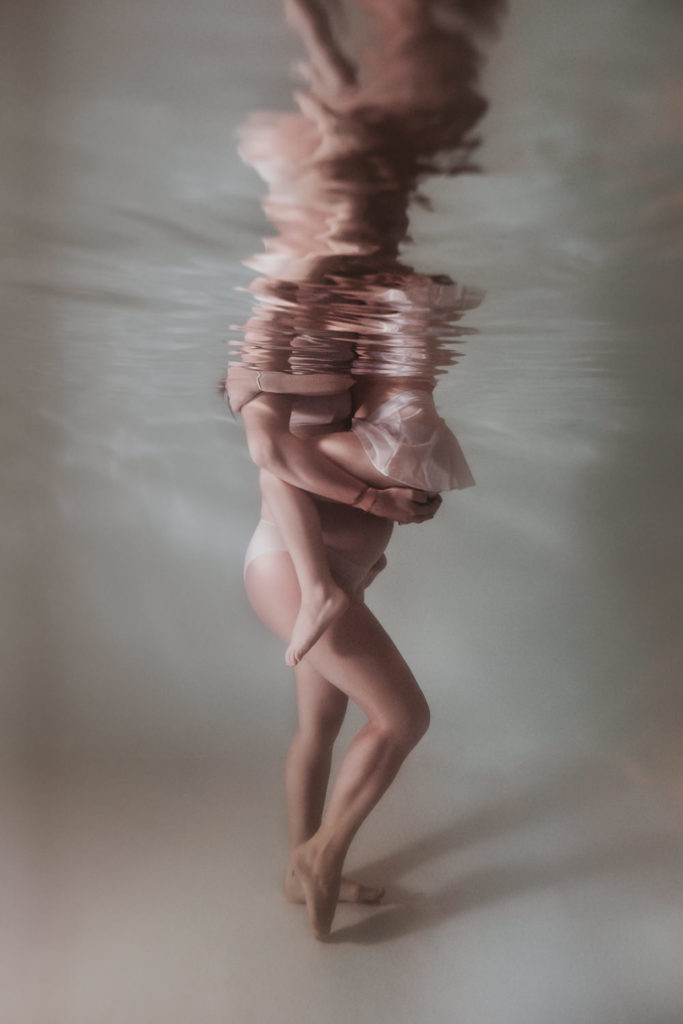 Photographe grossesse et enfant dans l'eau