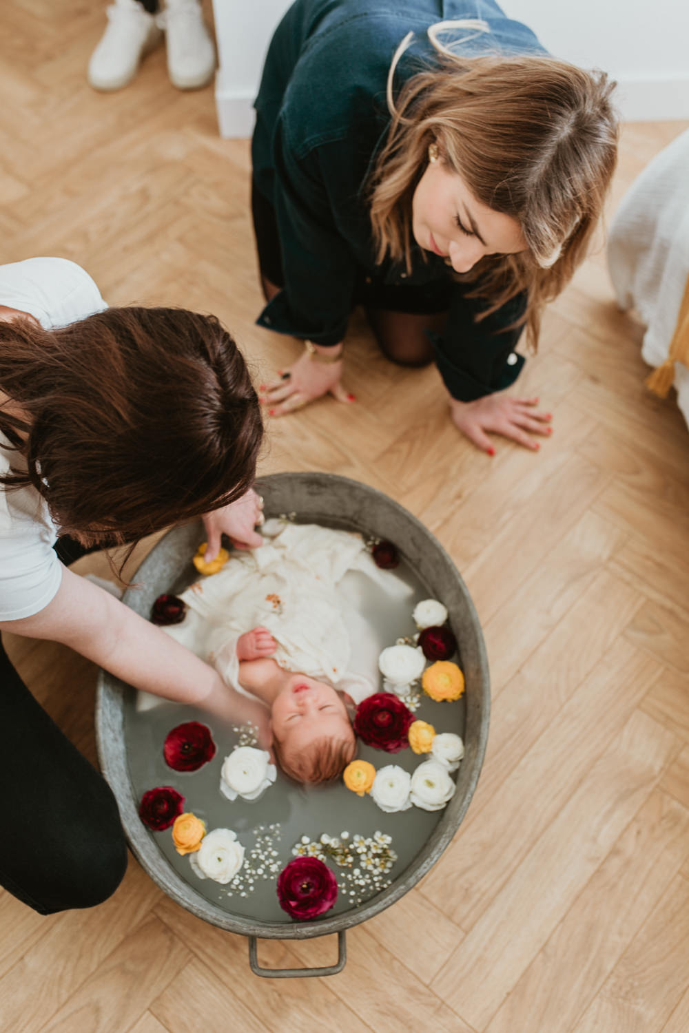 Photographe naissance bain de lait enveloppé fleuri pour bébé