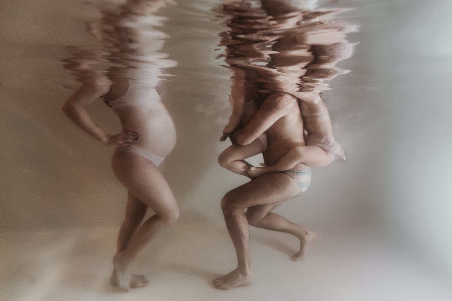Photographe famille et grossesse aquatique